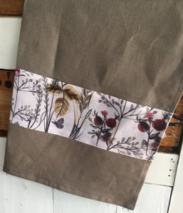 Crisp pewter coloured linen tea towel with a berry print feature. Great for drying glasses and beautiful enough to carry to the dining table. Traditional style manchester with a modern edge. 