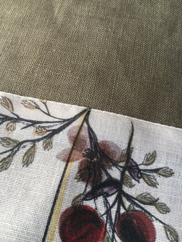 Beautiful crisp linen napkins in pewter colour with berry print detail. Generous sized napkins.